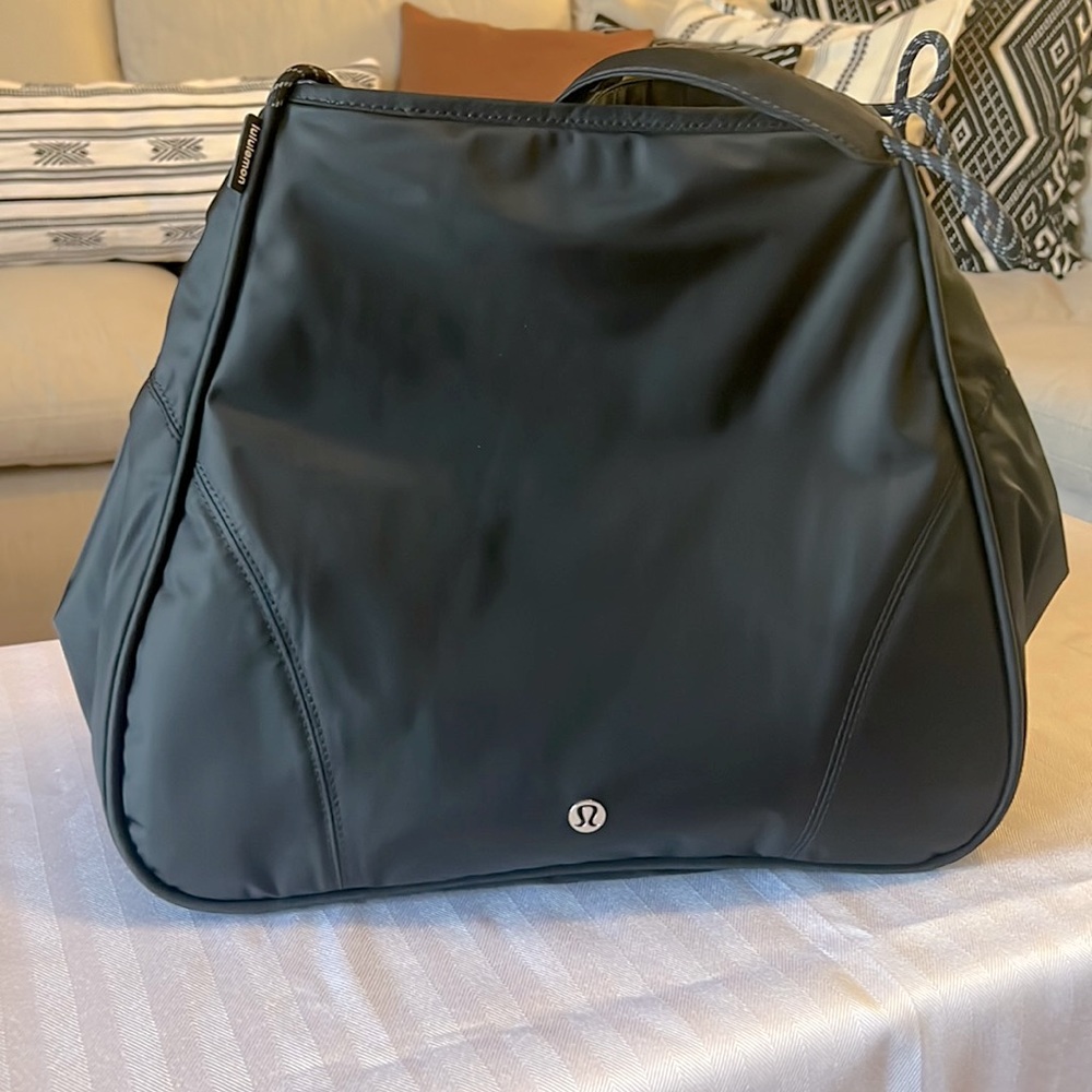 Lululemon Snap Large Tote Bag 28L in Black